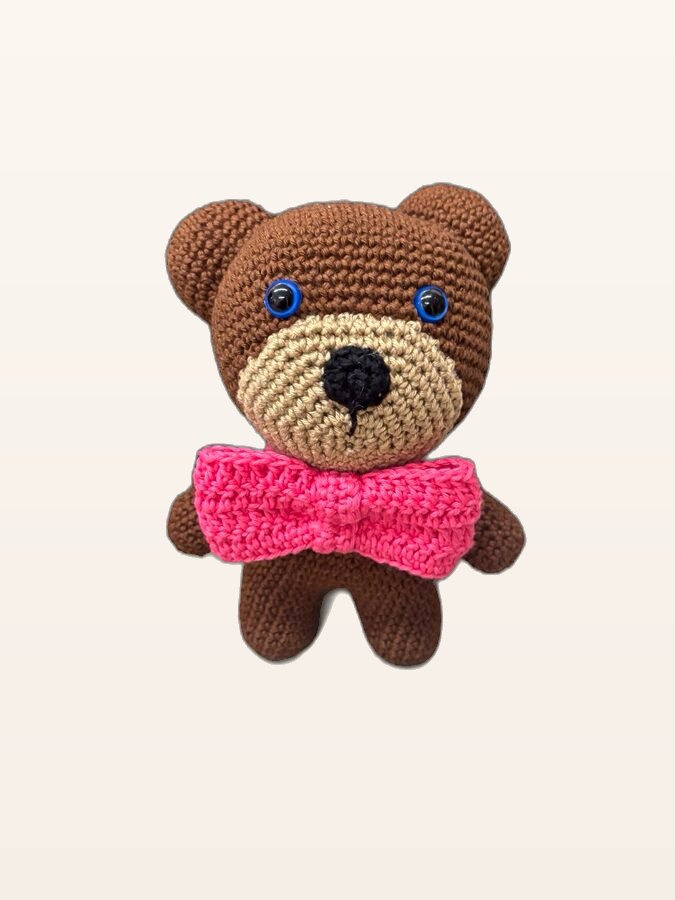 Urso com gravata em crochê