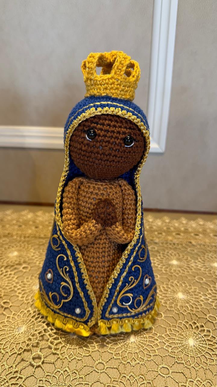 Amigurumi Nossa Senhora Aparecida: receita completa com manto azul-royal e coroa dourada