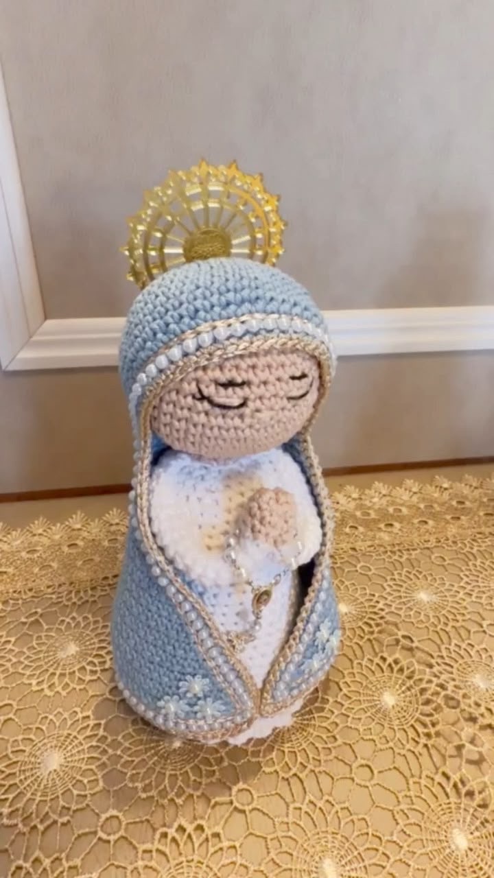 Amigurumi Nossa Senhora das Graças: manto azul claro, terço e coroa de raios dourada