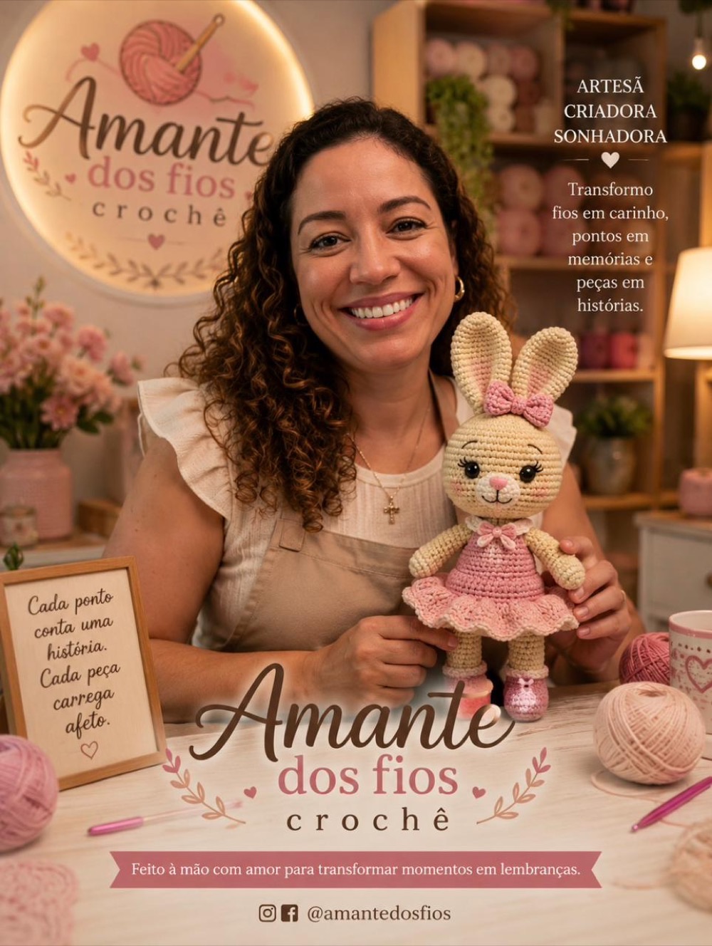 Heloisa, criadora da Amante dos fios crochê, segurando uma coelhinha em amigurumi