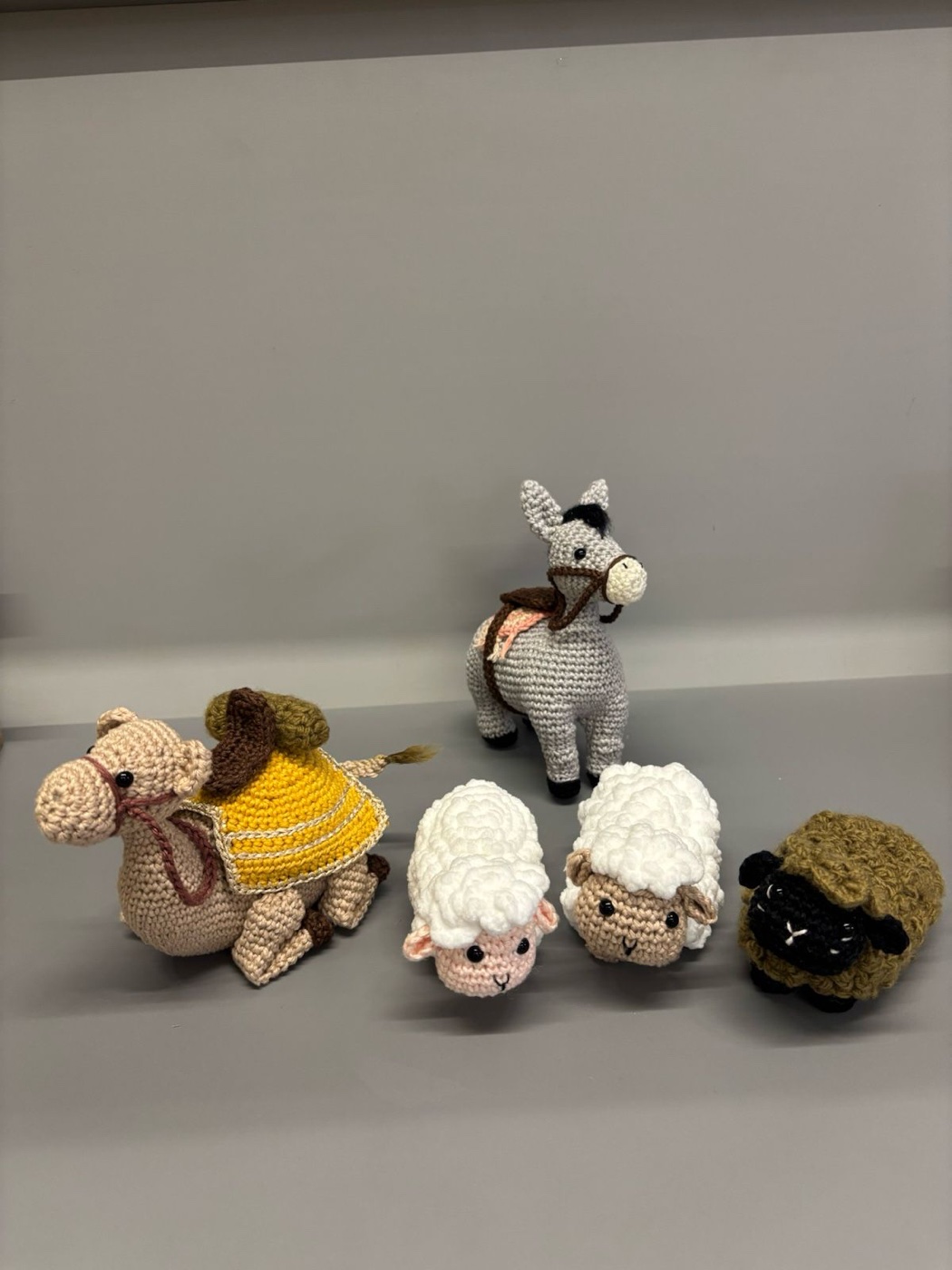 Cinco amigurumis do presépio em crochê: camelo, jumentinho e ovelhas